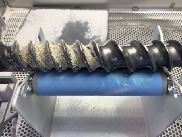 φ 40mm, L1, 200mm screw adhesion resin to injection mold: It is before PE washing